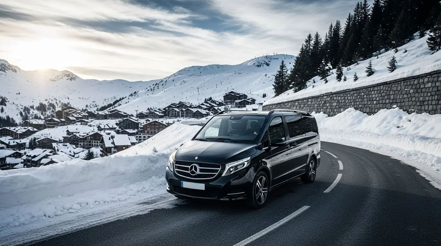 Navette de transfert dans les Alpes enneigées vers Courchevel 1850 au crépuscule
